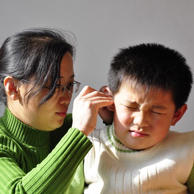 孩子|到底该不该经常给孩子掏“耳垢”？要区分年龄，做错了容易伤到娃