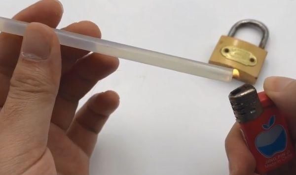 热熔胶棒用火烧一烧，再插进锁孔里，作用太厉害了，省钱又实用！