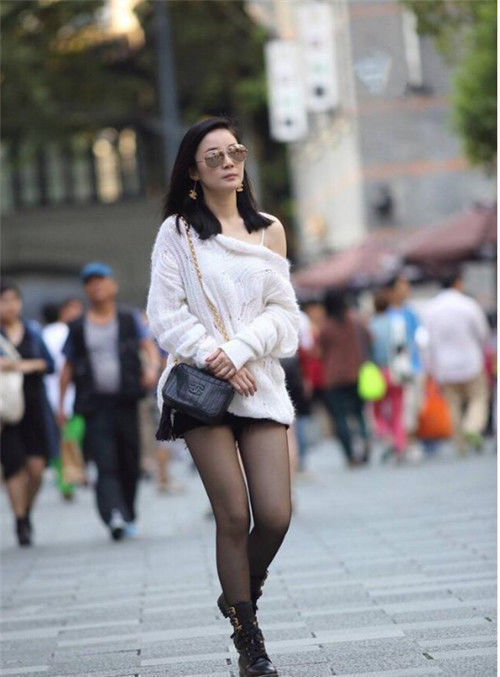 小脸|街拍小姐姐时尚的穿搭,温婉大方,精致的小脸显得软萌可爱