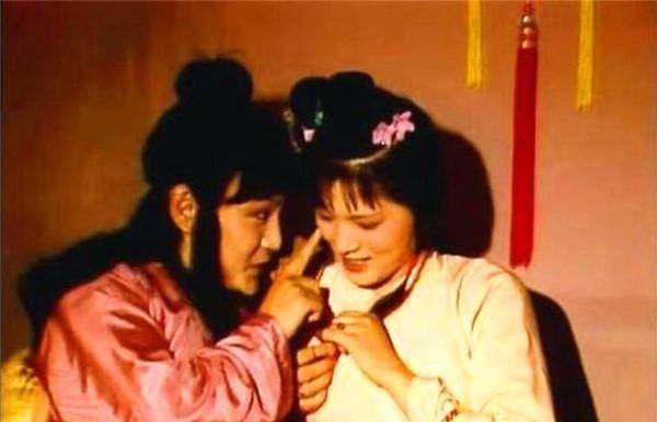 贾宝玉宁国府偷试云雨情,林黛玉为何毫不介意,还主动称袭人嫂子