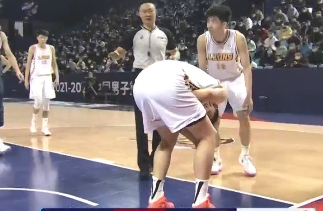 阿联|易建联也出现伤人动作?抬腿踢到胡金秋裆部,广厦主帅王博抗议