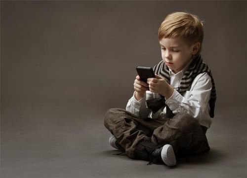 玩手机|玩手机会不会毁掉孩子的“前途”？看完这项调查，希望家长别大意