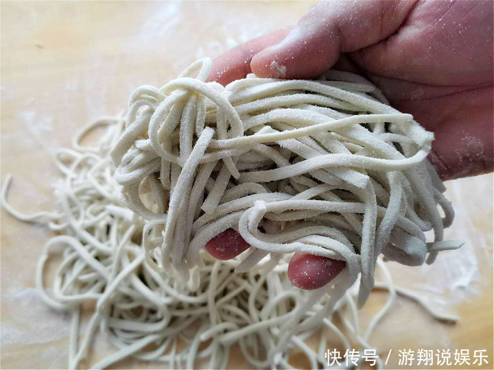 营养|做手擀面时,别再加水了!换成它,面条更筋道更有营养,还不粘连