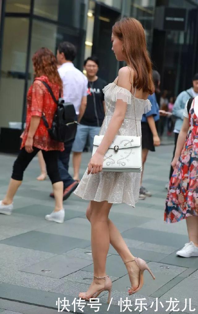 气质|街拍美女连衣裙搭配一双银白色的高跟鞋,让你的气质更上一层楼