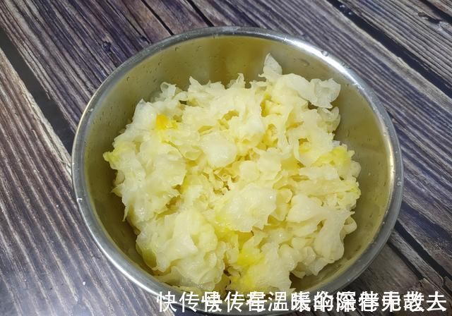 煮银耳汤，凉水下锅还是热水下锅不少人搞错了，难怪银耳不出胶