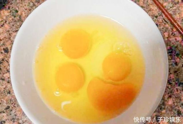炒鸡蛋时，掌握这个做法技巧，鸡蛋滑嫩又鲜香，没有一点腥味