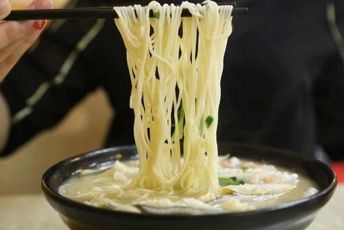 高血脂疾病|血脂偏高的人，不能吃面条吗？想要血脂平稳，建议少吃三种素食