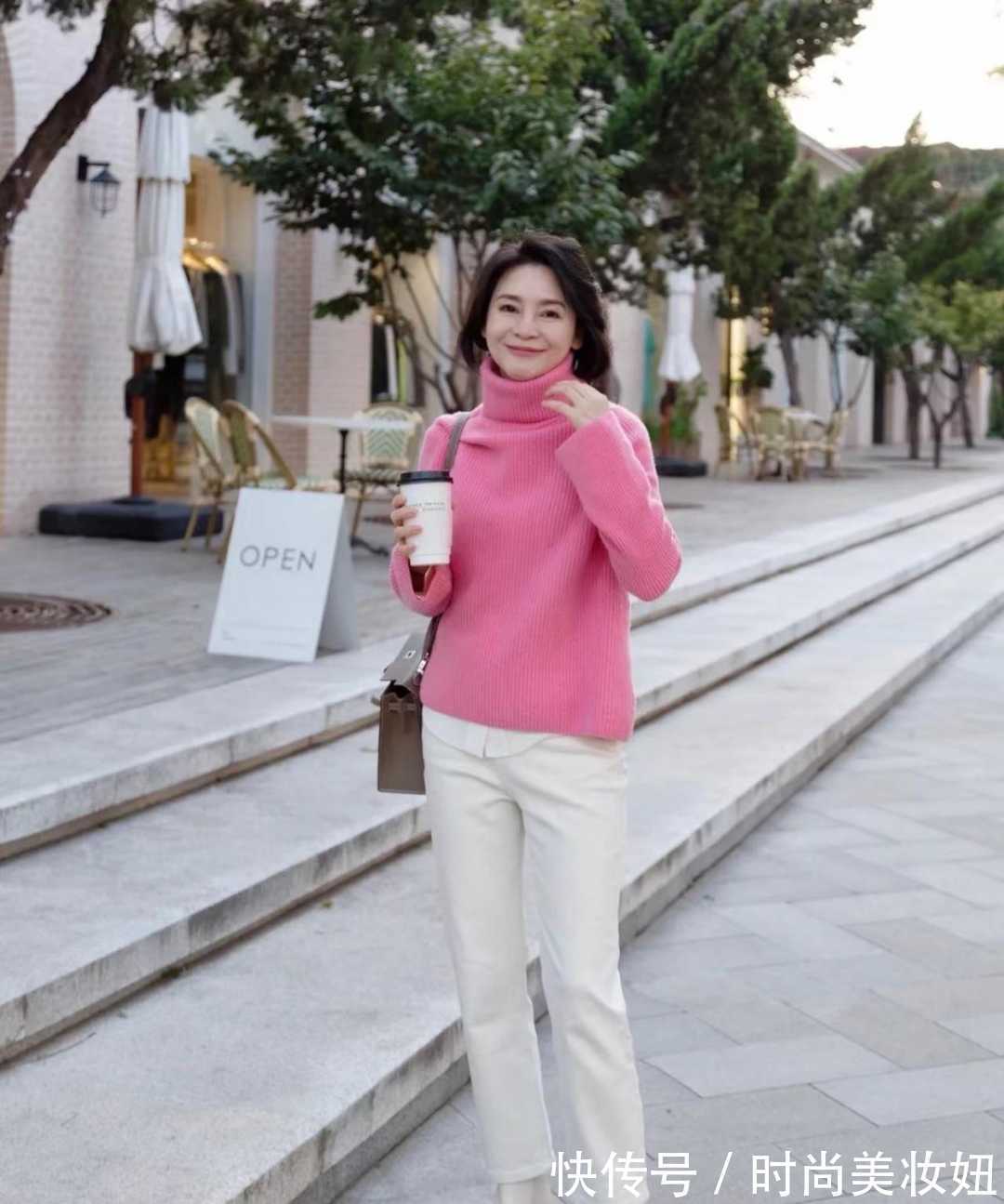 通身|五六十岁怎样穿出30岁即视感,学这位姐姐“粉色”穿搭,优雅减龄
