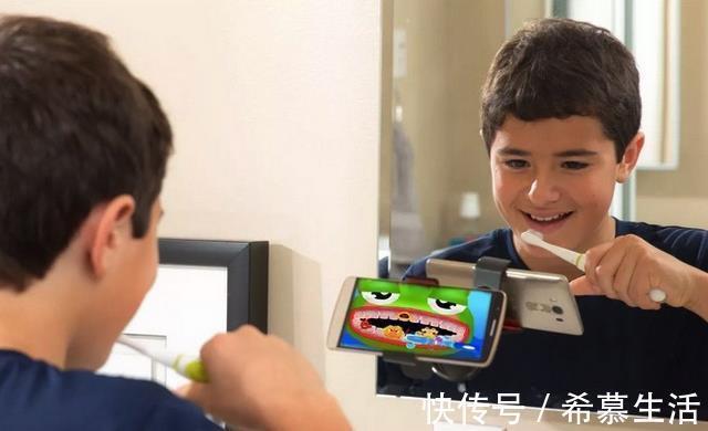 刷牙|美国牙医建议七岁之前不要自己刷牙?很多中国父母教育错了