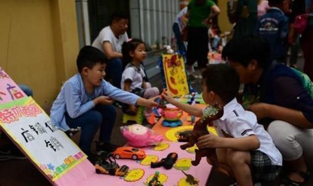 孩子|“商业鬼才”初中生,摆地摊8天赚2万元,网友:经济头脑让人佩服