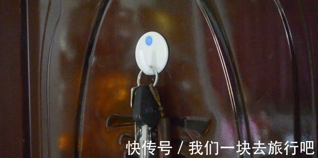 在门上贴一个挂钩,用途太棒了,很多家庭还不知道,早些提示家人!