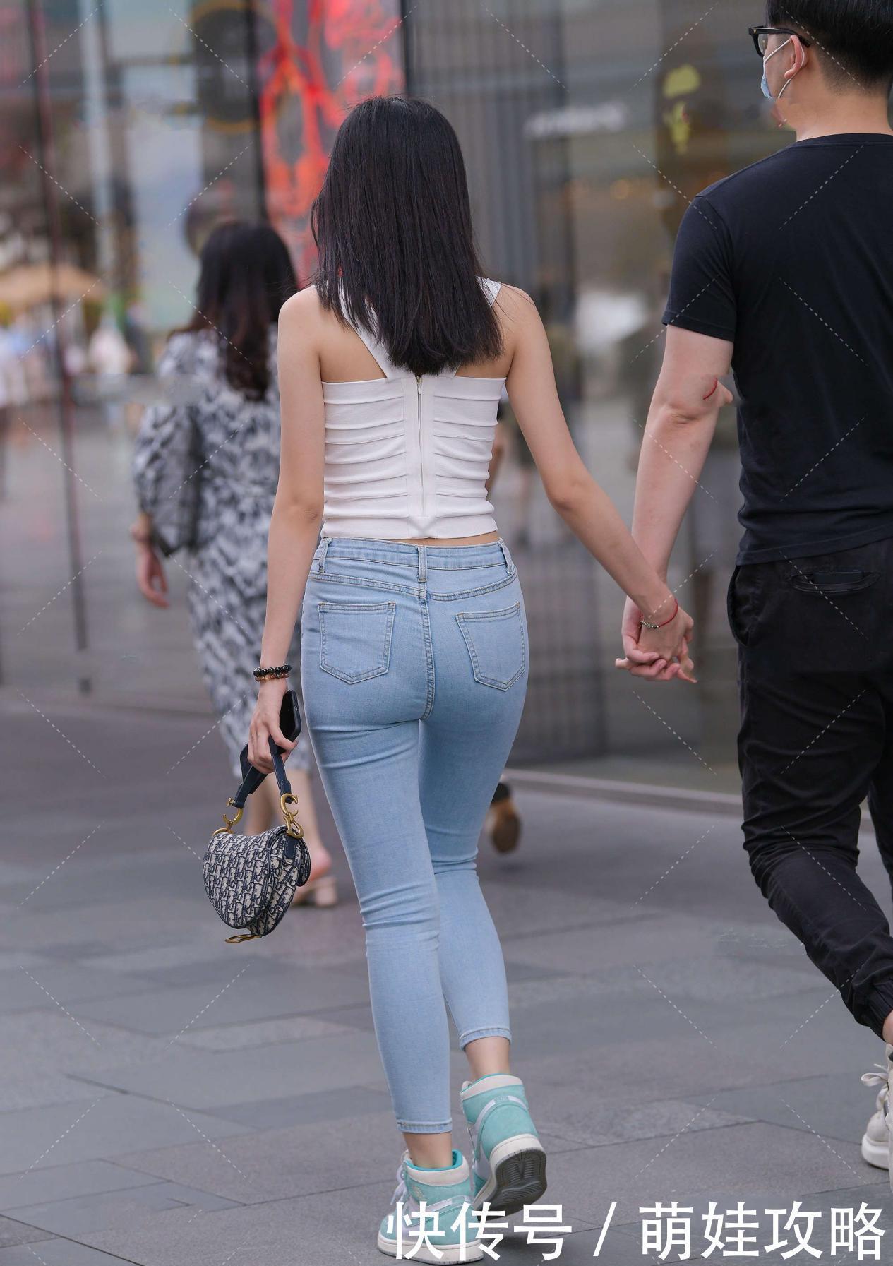 背心 白色背心搭配浅蓝牛仔裤,简单大方,清新自然,凸显出众气质