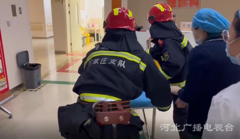 消防|石家庄：男子掉入民心河，消防员营救紧急送医