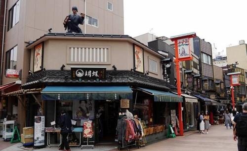 日本时代剧中 鼠小僧背着千两宝箱在屋顶上奔跑 千两宝箱多重 快资讯