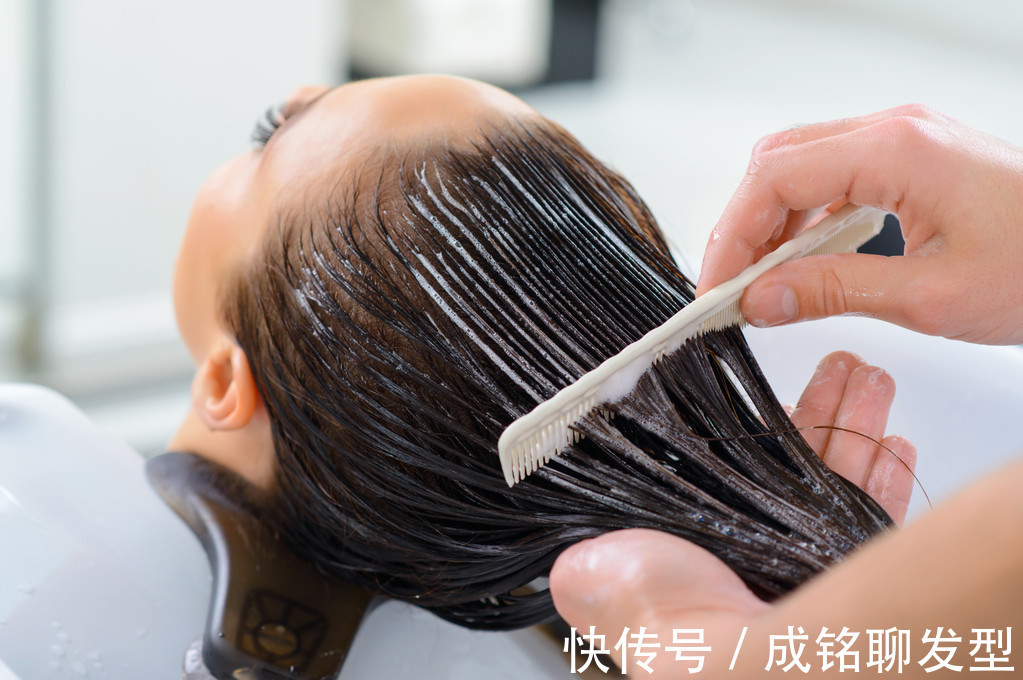 夹板 烫发不好看想洗直,请问软化和拉直哪种更伤发?看这三点就明白