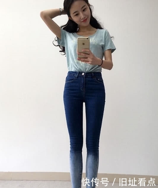 美女独爱小脚设计的紧身牛仔裤,裤脚设计风格