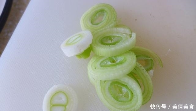  豆腐加这菜清香无比，再来点肉，好吃到上桌秒光！只长劲不长胖