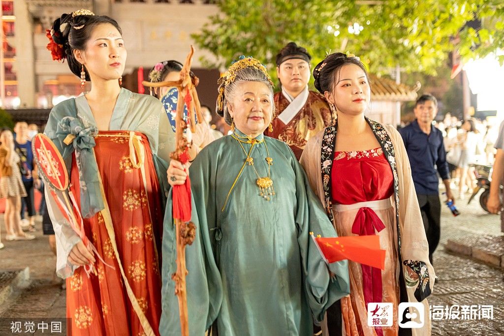 爱好者@“汉服奶奶”亮相长沙街头弘扬传统文化圈粉无数