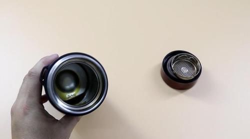 如何清洗保温杯?教你一个小窍门,摇一摇就很干净,学会告诉家人