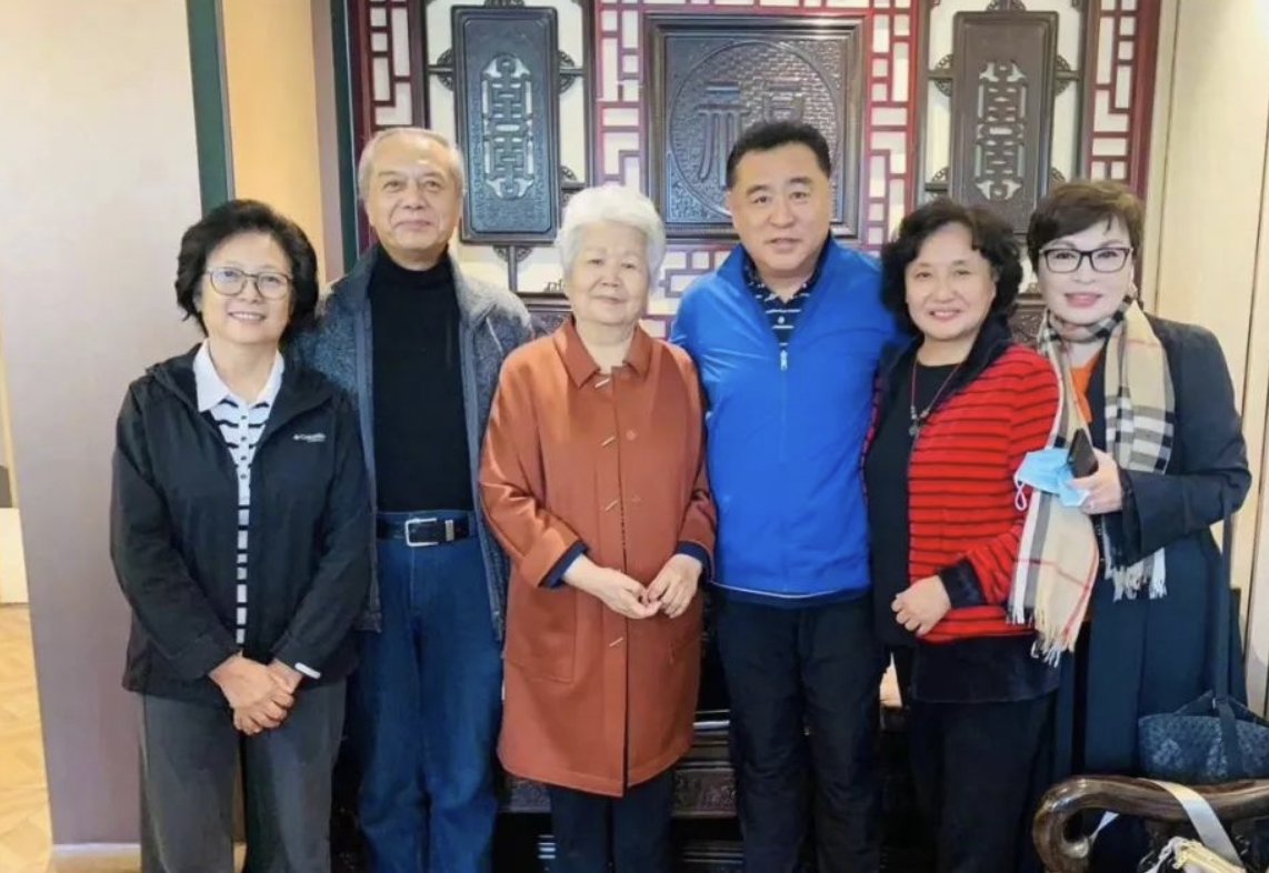 邢质斌近照曝光:76岁满头白发,与丈夫相濡以沫安享晚年