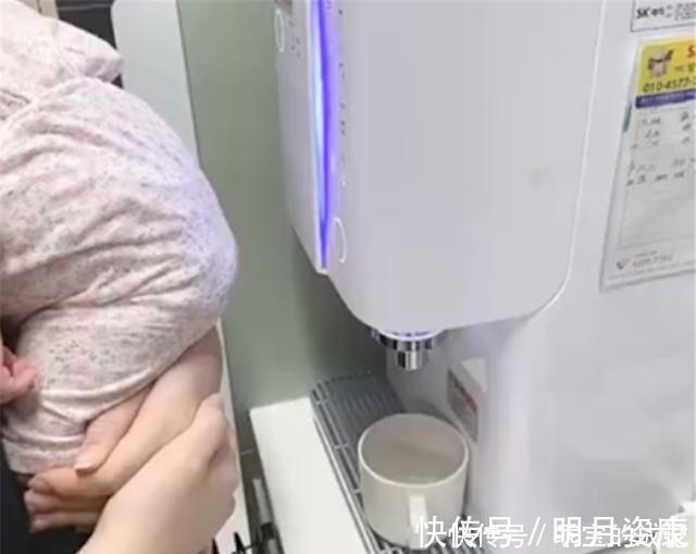 屁屁|小姨带娃走红,萌娃被迫变成''工具人'',网友:还好小屁屁饱满