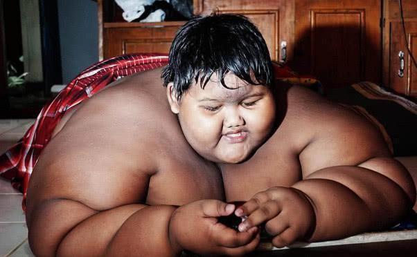 体重|10岁男孩“体重”竟重达423榜!两年后逆袭,场面十分惊艳