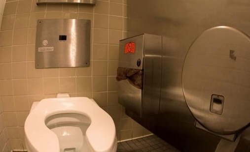 分解力|美国女厕所马桶前方有个“缺口”，国内却没有，是中外有别吗