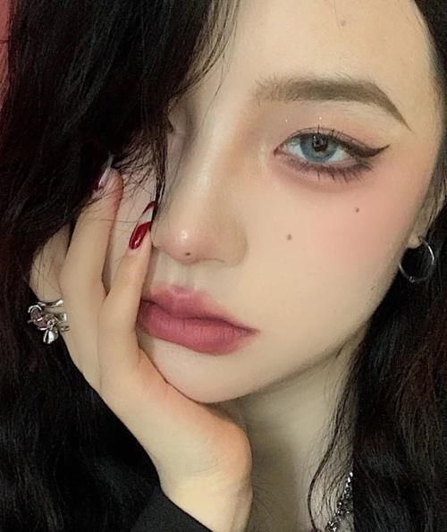 20岁的女生如果有这几个特征，看起来会很显老，就算占一个也会