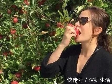 明星“吃水果”,趙麗穎暴露本性,千璽太重口味,她被批太做作!_樣子