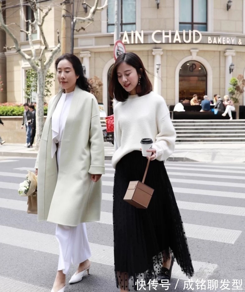女人|女人不管五十还是六十,尽量别穿得太花哨,这样搭配保暖又显年轻