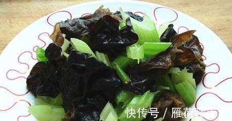 气色|黑木耳配上此物,子宫干净了,气色好了,女人不想满脸皱纹可尝试