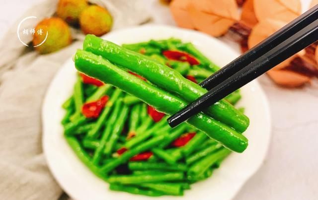 炒豆角,有人先焯水,有人直接就炒教你饭店大厨的做法,太香了