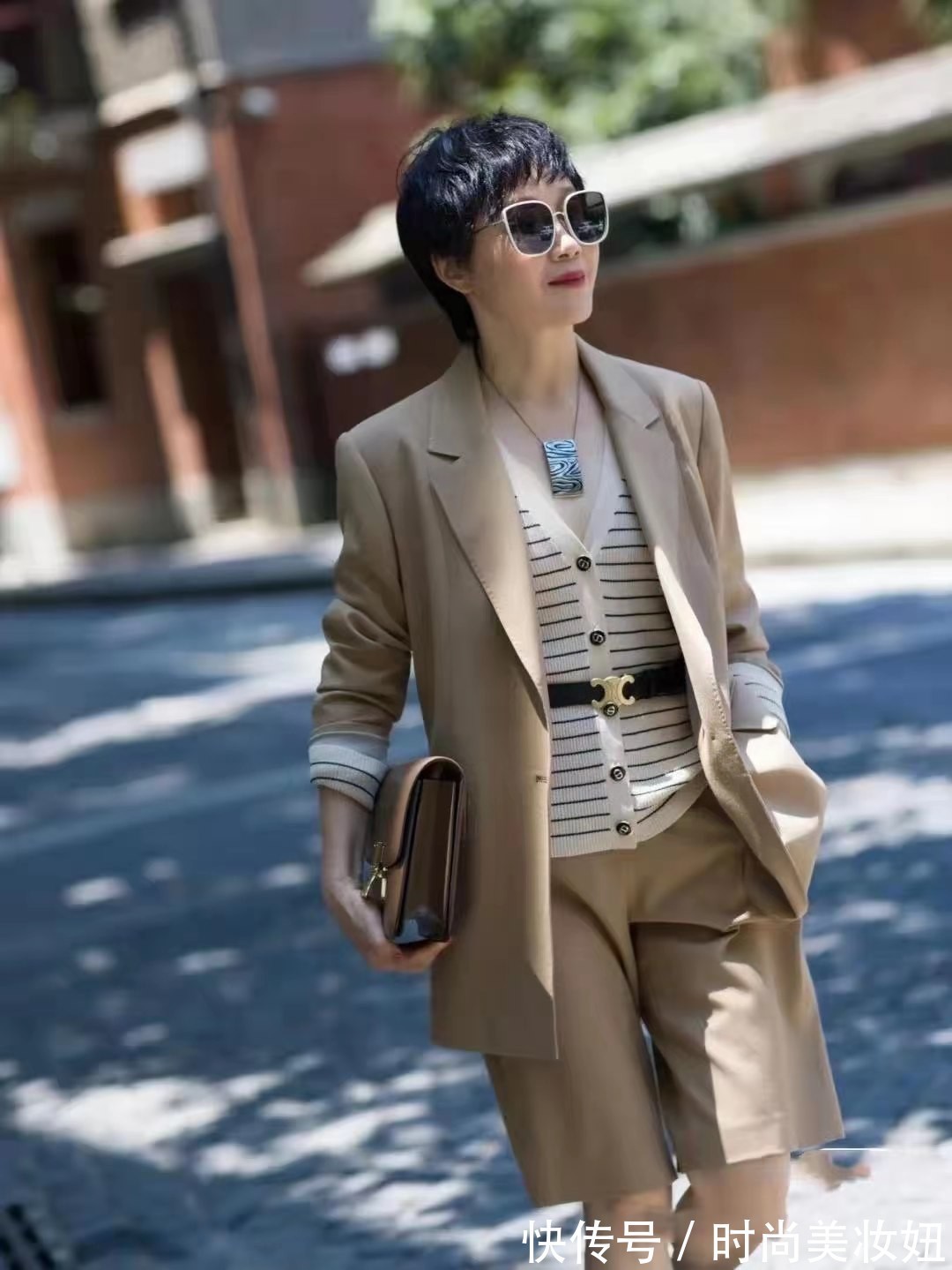 丝巾|这才是大龄女性该有的穿搭,学57岁设计师的搭配,简洁高级又减龄