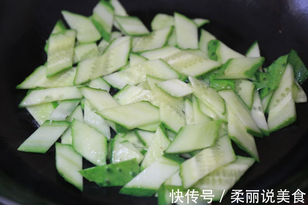 清爽解腻的黄瓜炒鸡蛋，做法简单，10分钟就搞定，开胃又下饭