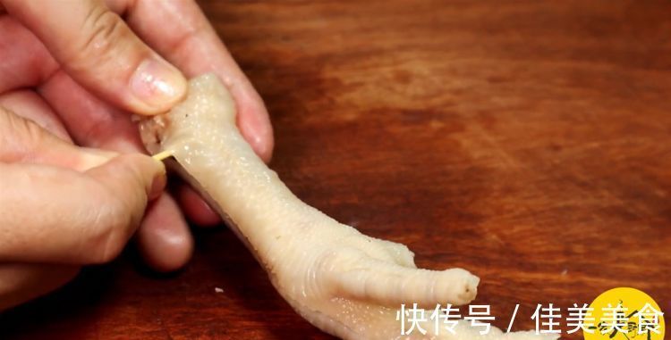 去骨|鸡爪去骨原来这么简单,1根牙签就搞定,又快又完整,太实用了