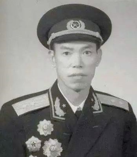 当上|抗战八年,梁兴初从八路军的一位营长,最终当上了师长