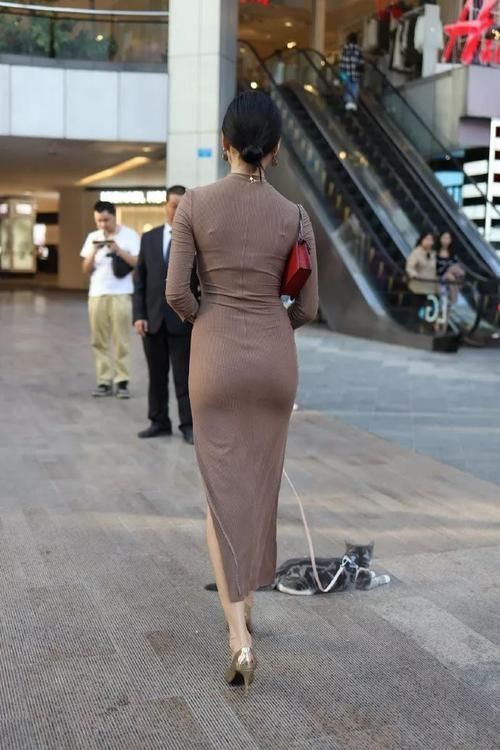 路人街拍时尚辣妈的养眼背影,第一次见这样子溜猫