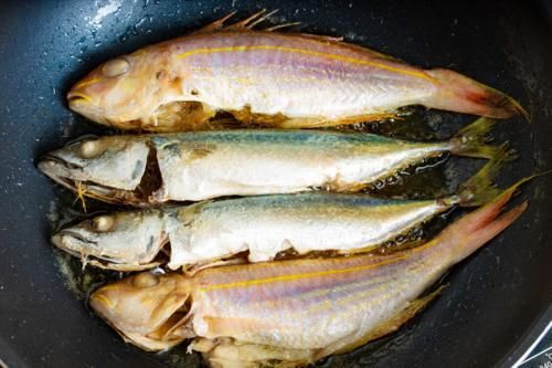 老少皆宜|不管煎什么鱼，不要加盐或裹粉，牢记2个技巧，鱼肉完整不粘锅