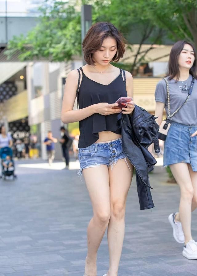 大长腿|扎着马尾辫儿的小姐姐,穿搭简单大方,纯净无暇