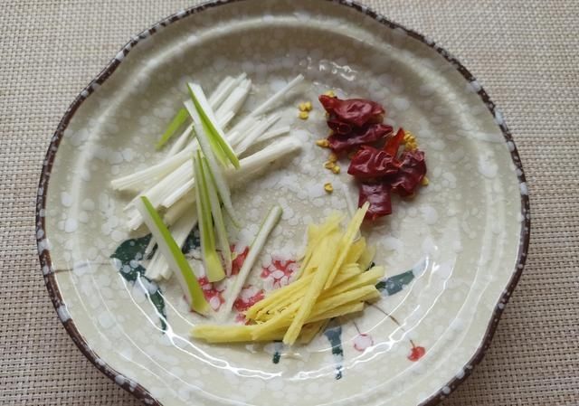 年夜饭必备的6道凉拌菜，清爽解腻，营养又美味，看着就很有食欲