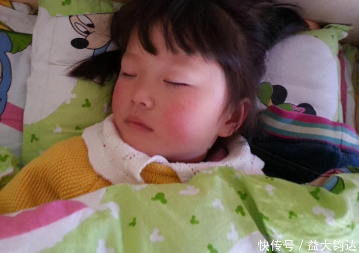 衣服|冬天再冷也别让孩子这样睡觉,不仅不保暖,还容易让孩子小病不断