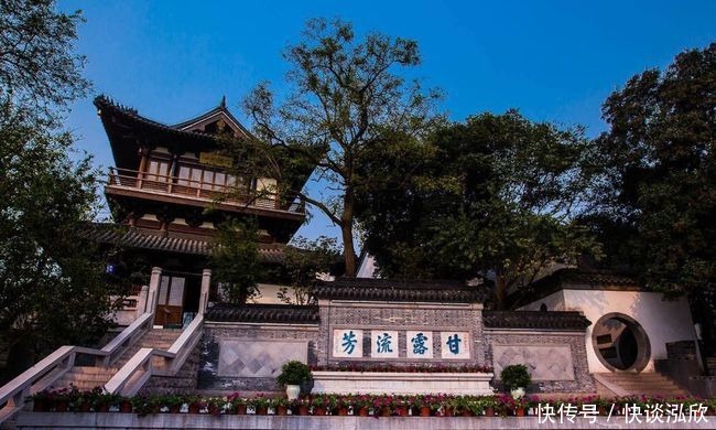 青石板路、古色古香的建筑，三千年的镇江，一座座如画的千年古镇