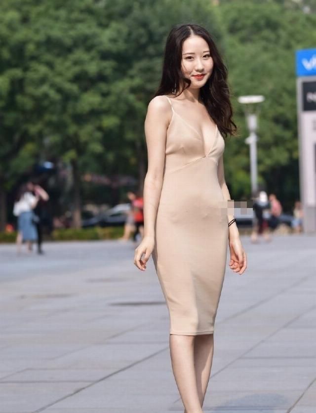 美女街拍纯色系列的吊带裙,被美女们穿的优雅气质,美得高级