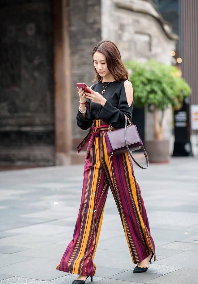 路人街拍，小姐姐露脐白短T搭配浅灰色瑜伽裤，真是优雅又大气