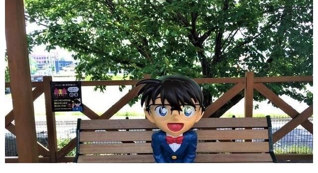 雕像|日本鸟取柯南小镇展出柯南&基德新雕像，好想去合照