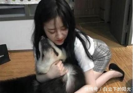 尴尬|姑娘穿旗袍千万要注意坐姿，被别人看光了还不知道，我都替你尴尬