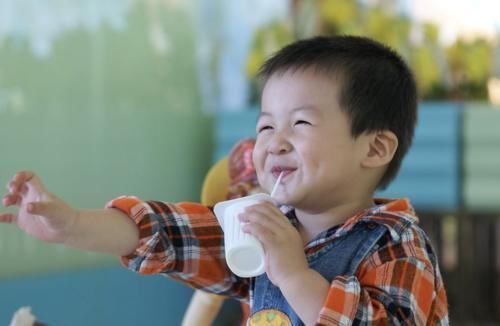 纯牛奶|“假牛奶”被曝光,喝了没营养还费钱,这几种,你给孩子喝过吗?