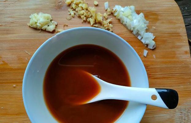 这菜我家隔2天准炒一盘，浇上料汁鲜香下饭，简单营养又好做