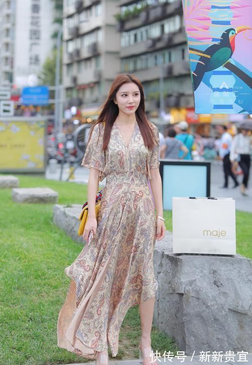 裙摆 连衣裙的美丽不在于裙摆的长短,而在美女给你的感觉