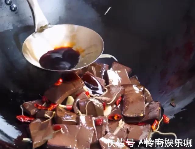 干辣椒|炒猪血,多放“2黄1红1绿”,炒出来的猪血鲜香嫩滑,关键无腥味